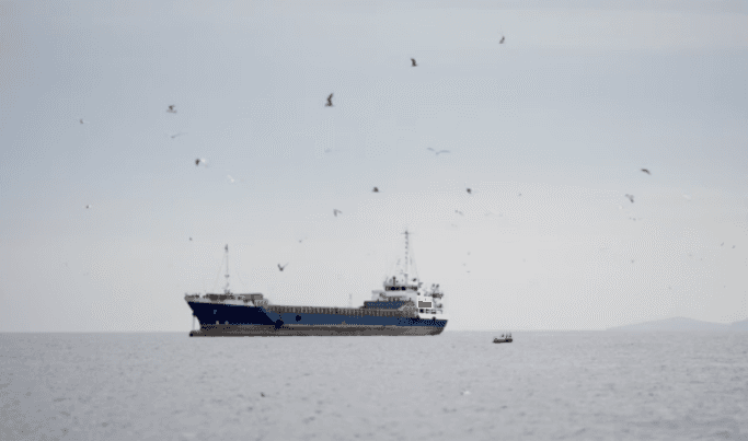 Irani paralajmëron se anijet e Marinës Amerikane që përpiqen të bllokojnë portet e saj do të “dërgohen në fund të detit”