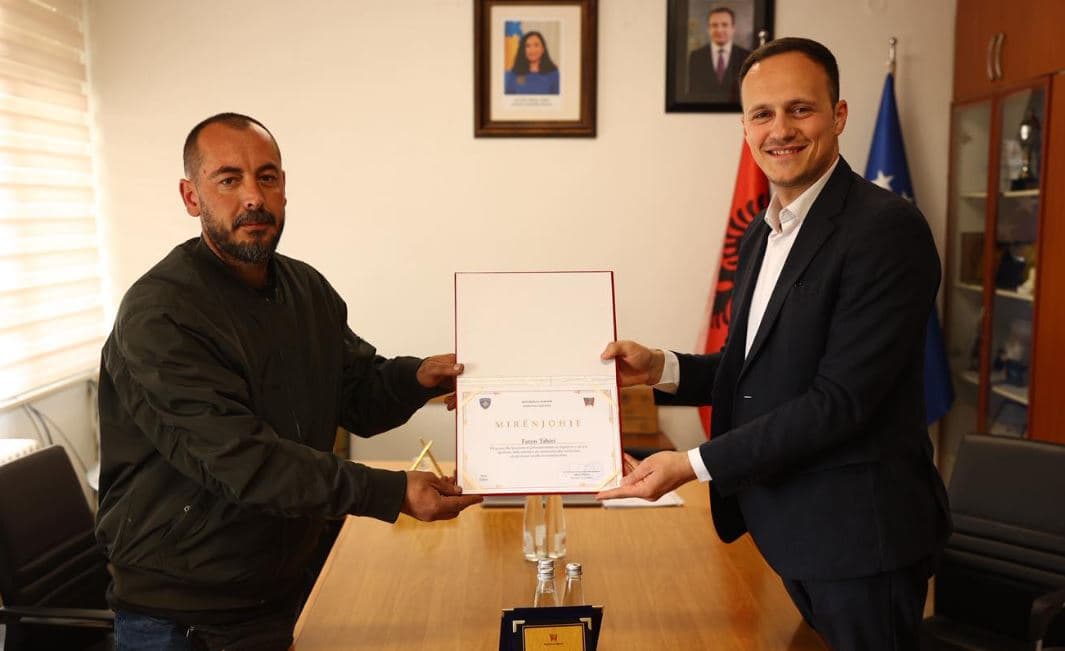 Hyseni ndan mirënjohje për qytetarin që shpëtoi gruan që ra me makinë në Liqenin e Livoçit
