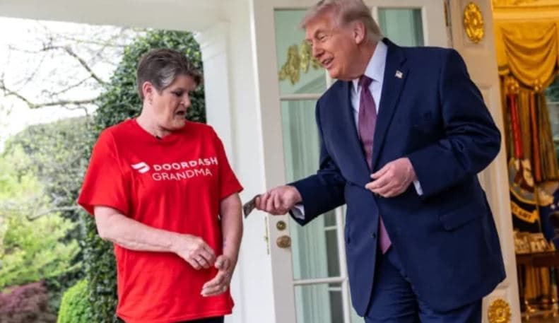 Presidenti Trump porosit ‘Fast food’ dhe ia jep 100 dollarë bakshish punëtores që ia solli ushqimin në Zyrën Ovale