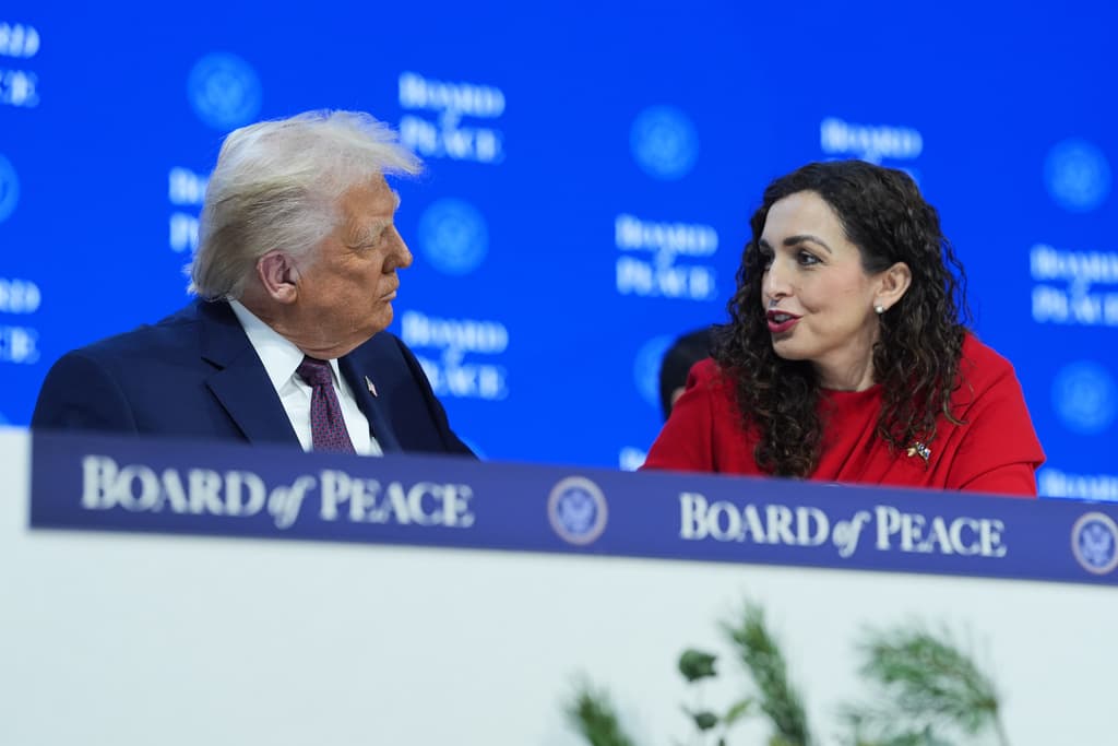 ​”Sponsor i kësaj marrëveshjeje është ish presidentja e Kosovës “- Përplasja pozitë-opozitë bllokon votimin për Bordin e Paqes