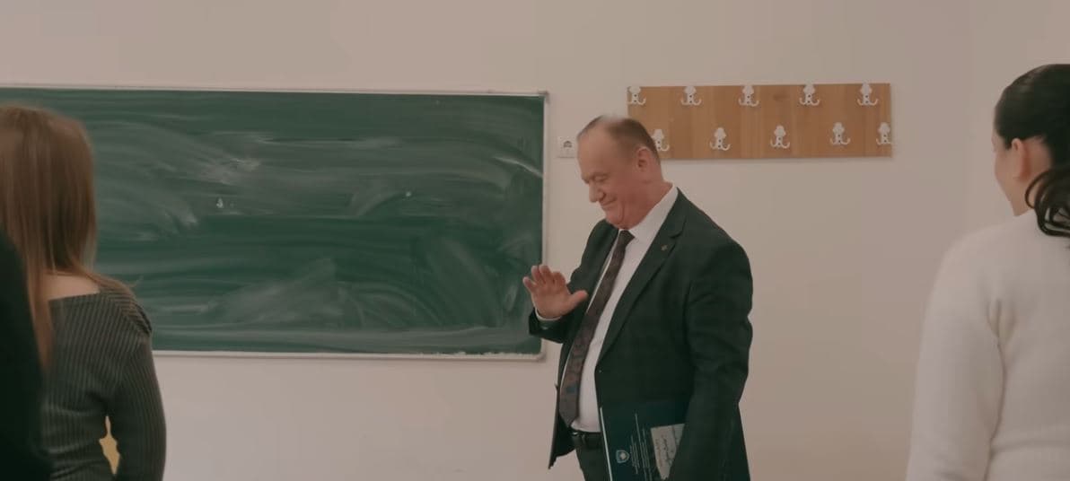 Pensionohet Mahmut Ferati, i thotë lamtumirë profesionit të jetës me këngë emocionuese