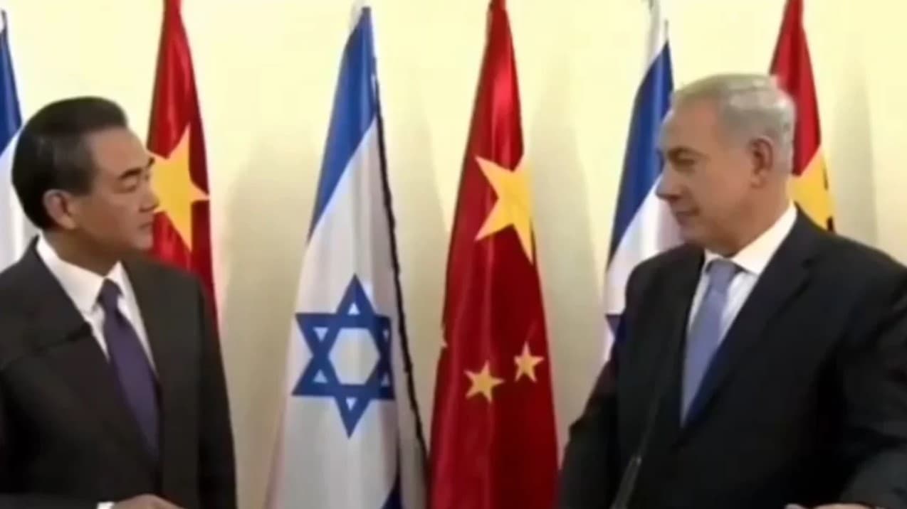 Video e pazakontë e konferencës për mediat/ Momenti i tensionit mes ministrit të Jashtëm kinez dhe Netanyahut