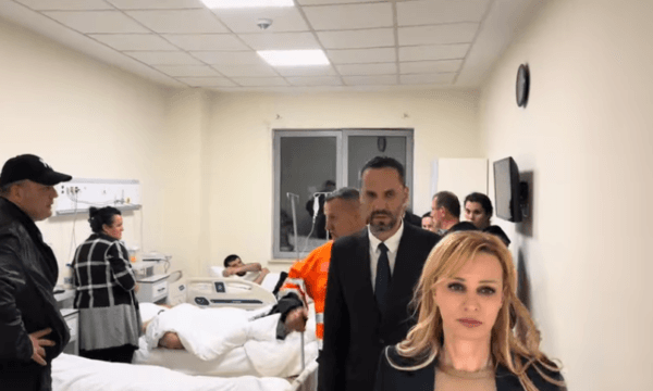 Ministri Lamallari viziton 6 zjarrfikësit dhe 2 qytetarët e asfiksuar nga zjarri në kryeqytet: Fatmirësisht janë jashtë rrezikut për jetën