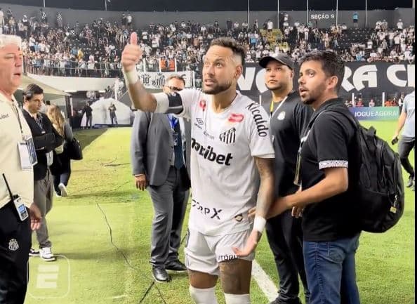 ”Mbylle gojën!”/ Neymar përplaset me një tifoz të Santosit