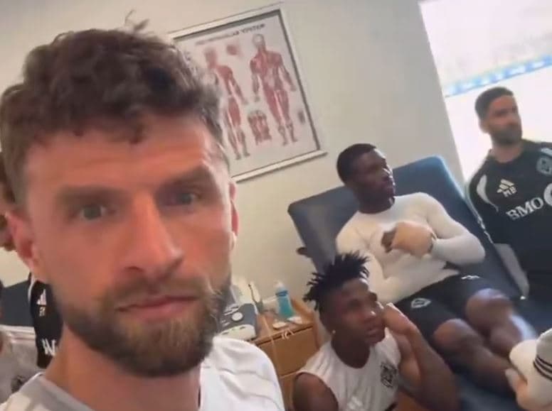 Thomas Muller mblodhi shokët e skuadrës dhe kështu e shikuan ndeshjen Bayern vs Real