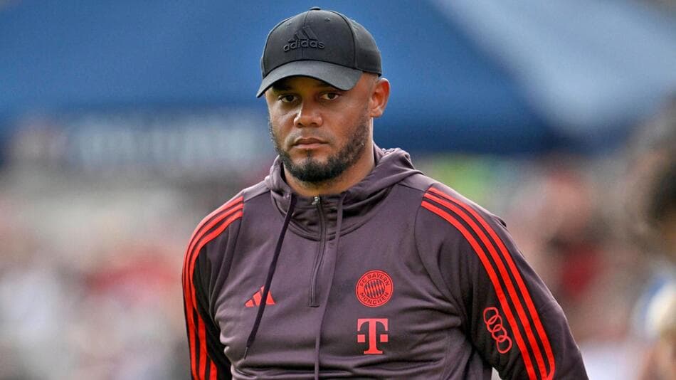 Babai i Kompany i gëzohet suksesit të tij, vishet me shall të Bayernit në Parlamentin belg