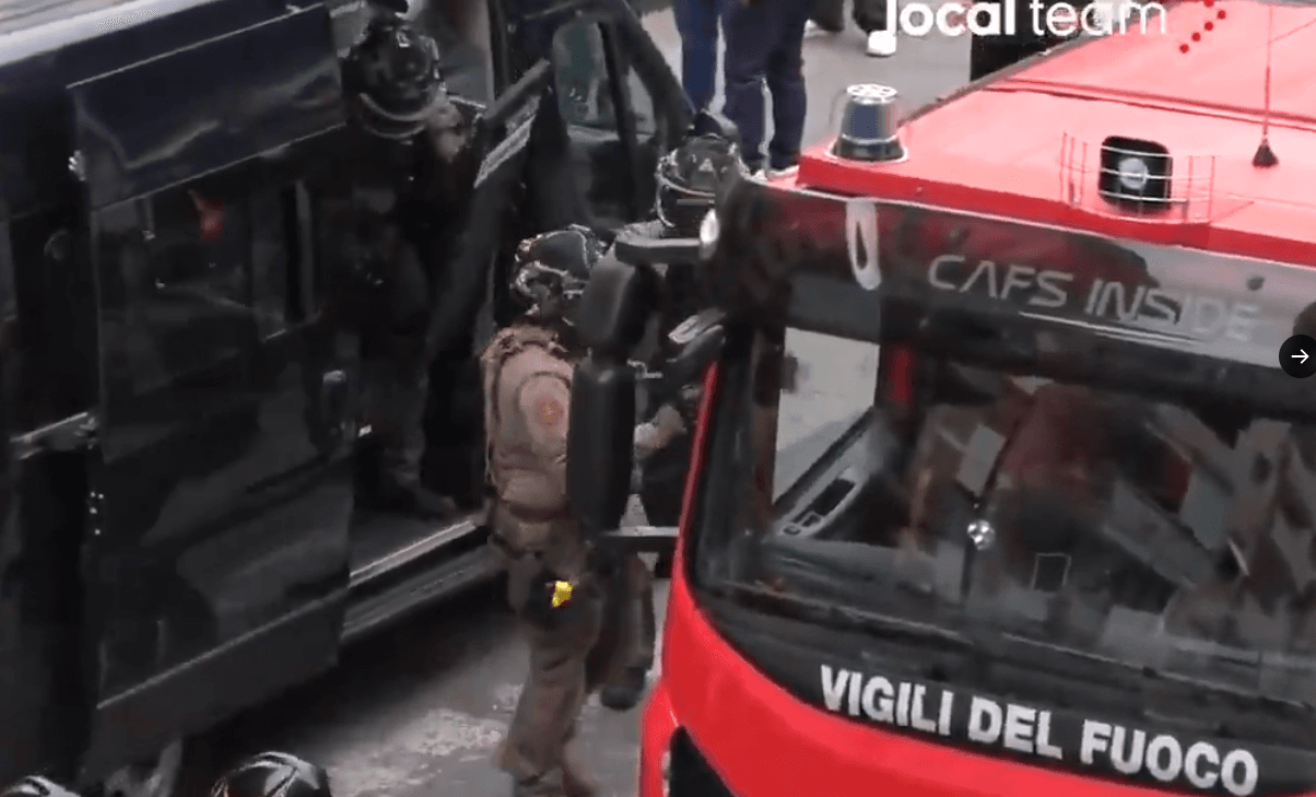 Grabitje si nëpër filma, hajdutët futen në një bankë në Napoli dhe mbajnë peng 25 persona