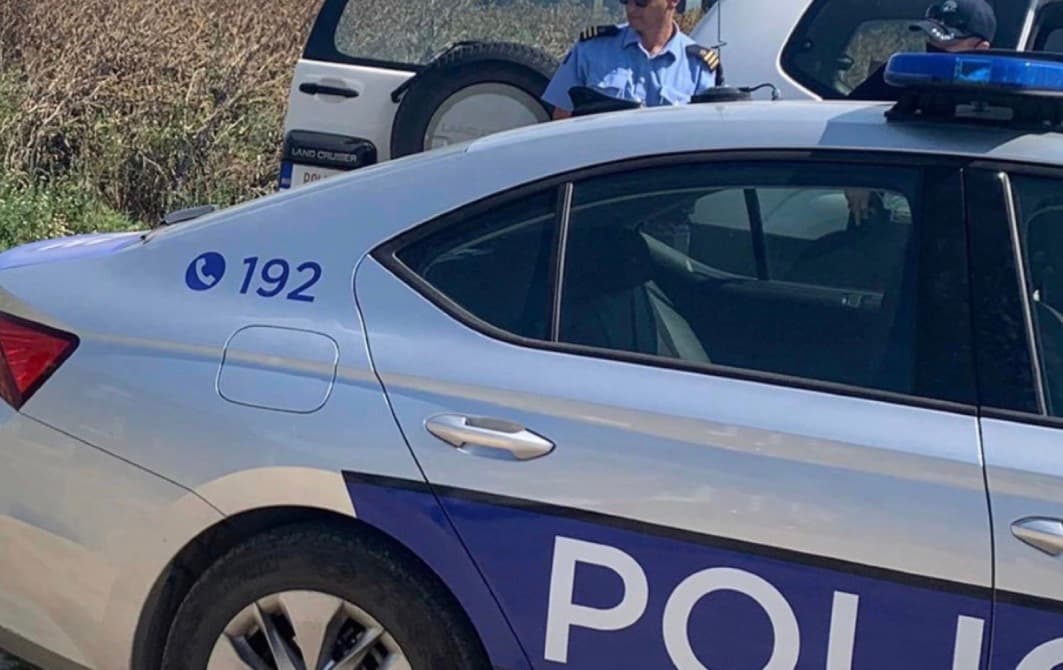 Në Deçan burri dëbon gruan nga shtëpia