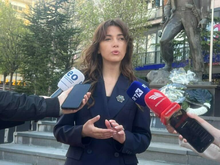Haxhiu: Nderojmë veprën e Zahir Pajazitit, dëshmorët ngritën lartë shpresën që vendi jonë mund të ketë liri