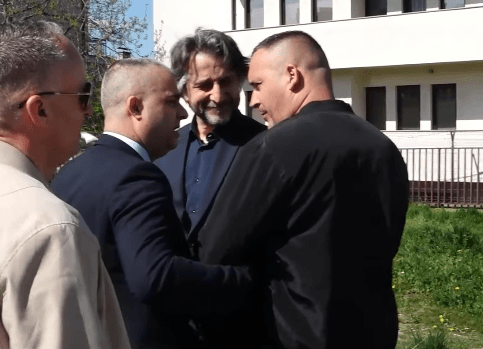 Raportohet se djali i një dëshmori tentoi ta pengojë Ramën të hyjë te varrezat e dëshmorëve në Velani – pamje