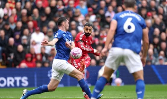 Derbi i Merseyside, Evertoni përballen me rivalin e përbetuar Liverpoolin