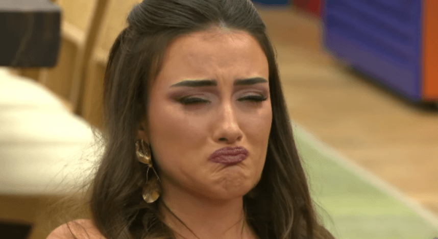 E la për dashurinë jashtë, por mbeti vetëm – Vanesa shpërthen në lot pas vendimit të Indrit