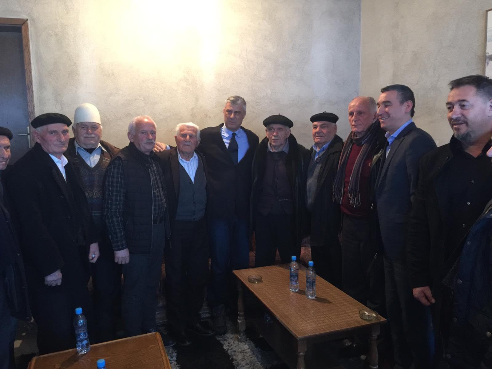 “Gecët e Llaushës të presin si triumfues”, zyrtari i Skënderajt Arbër Geci i reagon deputetit Fatos Geci me fotografi të Thaçit
