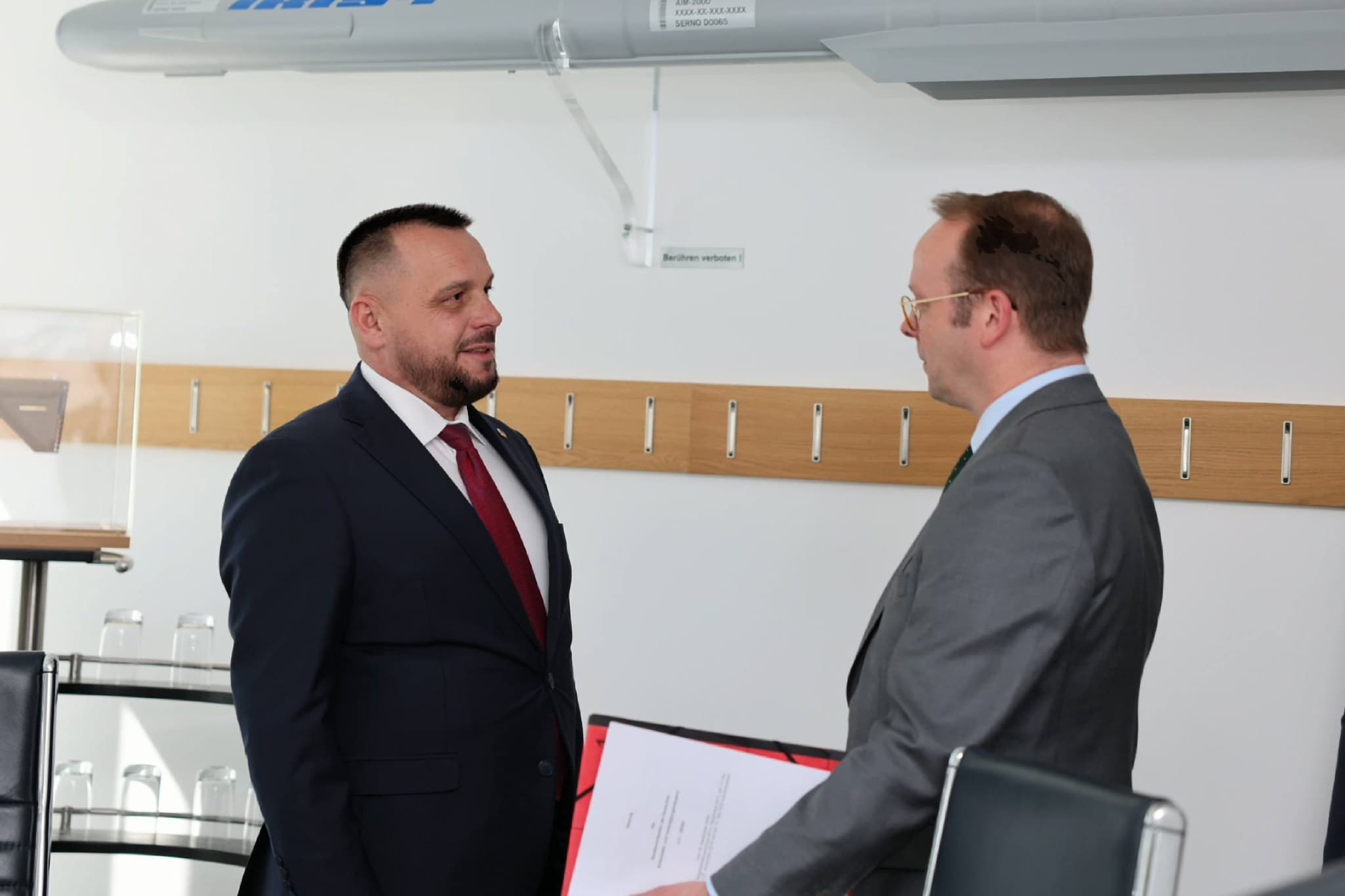 Maqedonci takon Roland Haag gjatë vizitës në Gjermani, diskutojnë për bashkëpunimin strategjik në industrinë e mbrojtjes