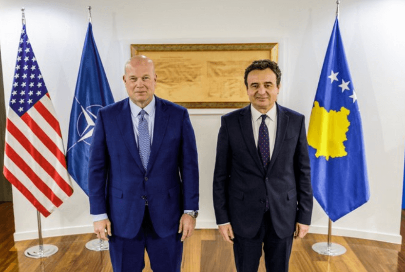 Whitaker shkruan për takimet me Kurtin e Haxhiun, e potencon përkushtimin e Kosovës për të blerë “artikuj” të mbrojtjes nga SHBA