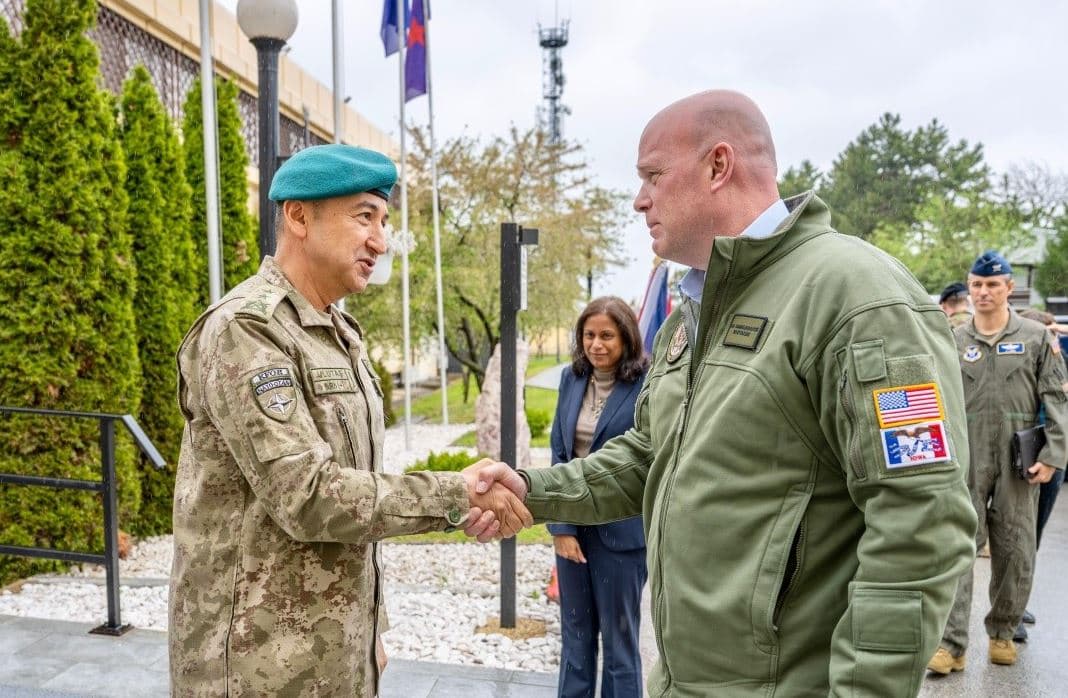 Whitaker pas vizitës në KFOR: SHBA mbetet partneri më i fuqishëm i Kosovës në forcimin e kapaciteteve të mbrojtjes