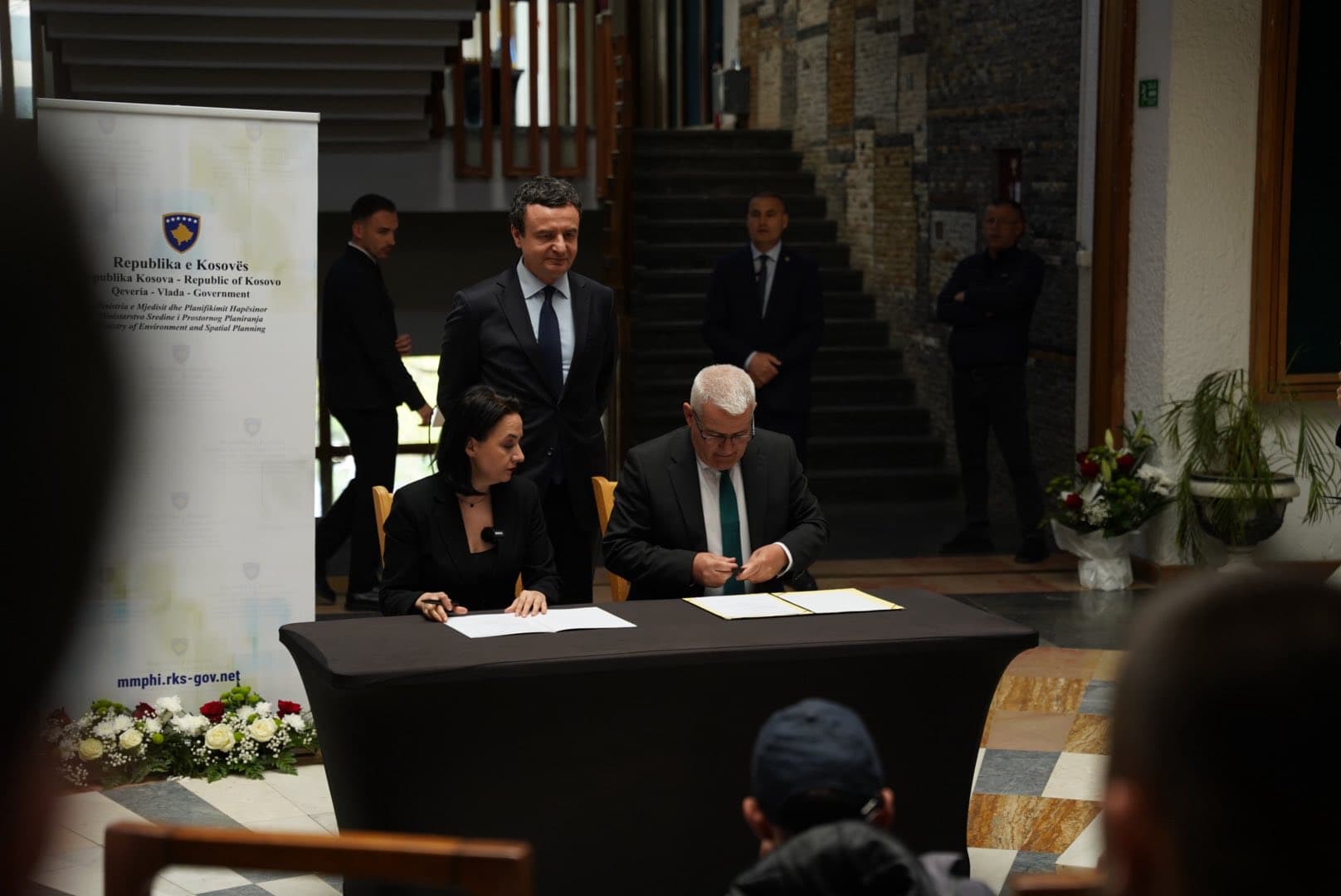 Kurti “u rri mbi krye” Sveçlës e Pacollit, thotë se po ua “kontrollon” tekstin para nënshkrimit