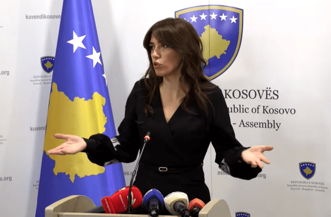 Haxhiu dënon gjuhën përçarëse dhe seksiste të Fatos Gecit: Ishte goditje ndaj veprës madhështore të UÇK-së dhe më pas grave deputete