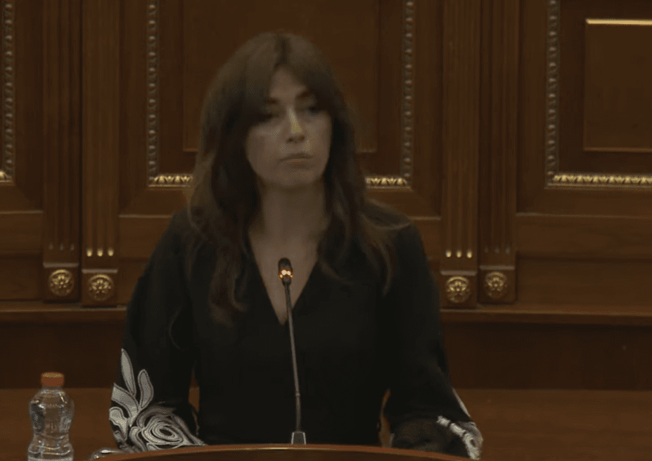 Haxhiu para deputetëve për gjuhën seksiste të Gecit: Nuk do të lejoj që ajo të normalizohet në këtë Kuvend, ruajeni dinjitetin e kësaj salle