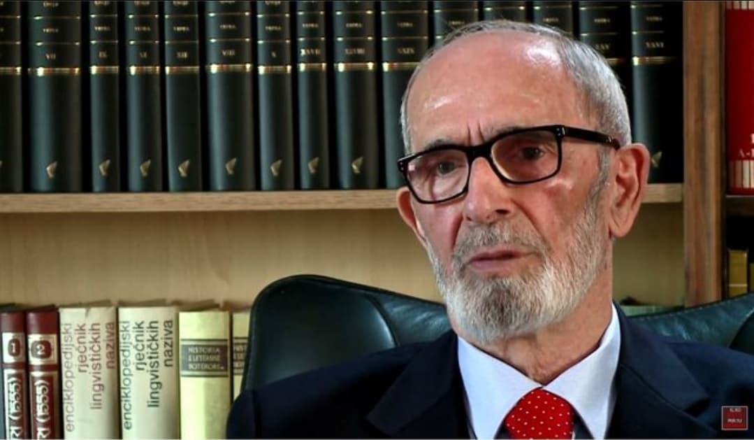 Vdes Rexhep Qosja, nipi i tij e jep lajmin: U varros në praninë e anëtarëve të familjes së ngushtë