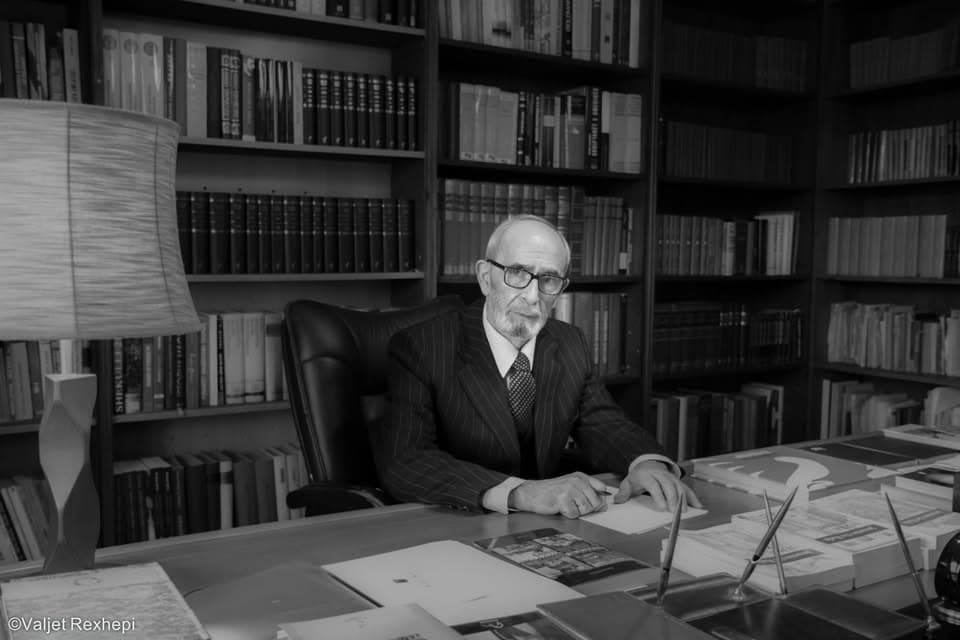 Profesor në UP, drejtor i Institutit Albanologjik, autor shumë veprave – kjo është biografia e Rexhep Qosjes