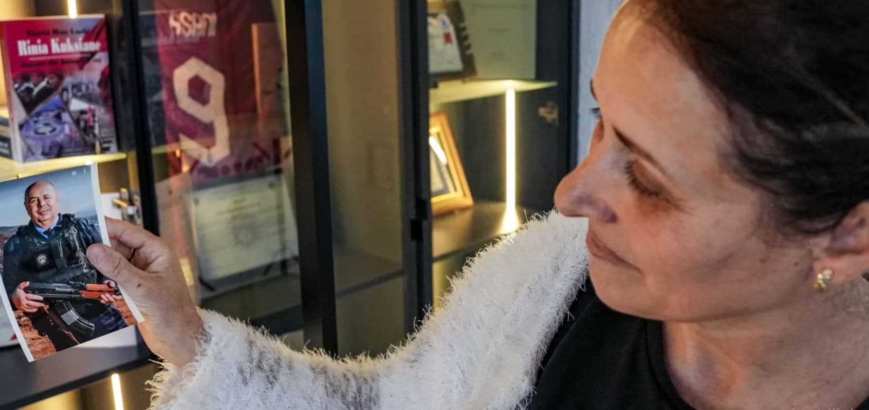 “Për ne, ai ka qenë gjithmonë hero”: Jeta e Afrim Bunjakut nga kujtimet e gruas së tij
