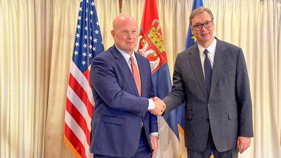 “Rreshtohuni me Perëndimin” – Ambasadori amerikan, Matthew Whitaker ia “ngreh veshin” Vuçiqit dhe Serbisë