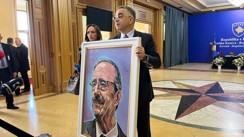 Tahiri i AAK-së arrin në Kuvend me portretin e kongresmenit Eliot Engel