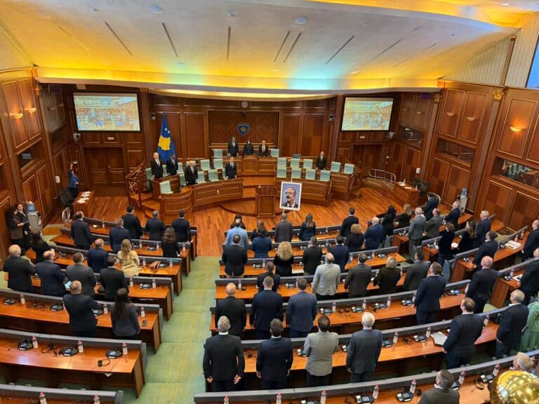 Kuvendi mblidhet për një seancë solemne për kongresistin Eliot Engel, mban një minutë heshtje