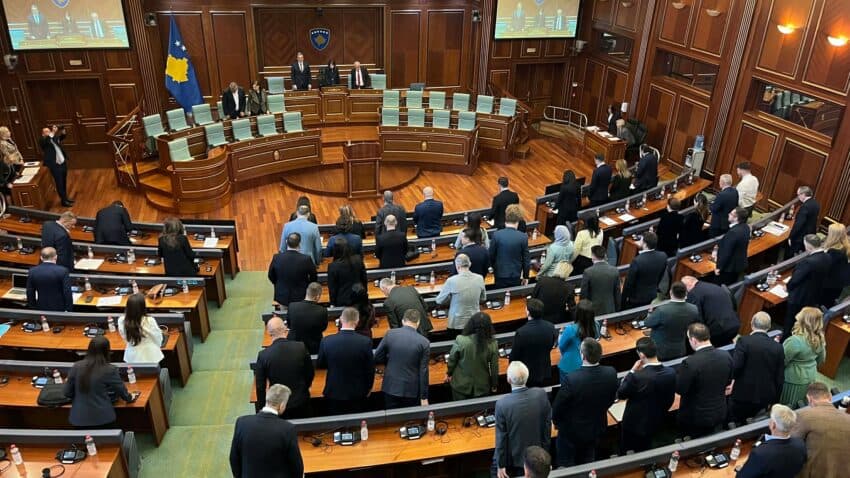 Kuvendi mblidhet në seancë plenare, deputetët mbajnë një minutë heshtje për ish-kryetarin e Klinës, Ismet Rracin