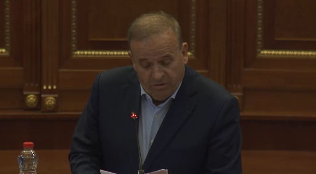 Elmi Reçica i drejtohet Kurtit: S’jeni bërë të gjallë për Bordin e Paqes, ndoshta që e sponsorizoi Vjosa Osmani