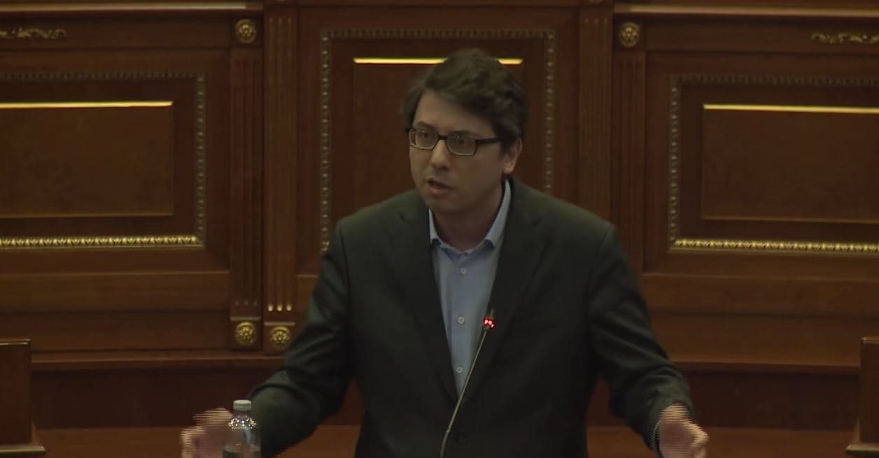 Murati nënshkruan udhëzimin: Arkat fiskale bëhen digjitale dhe më të lira për bizneset