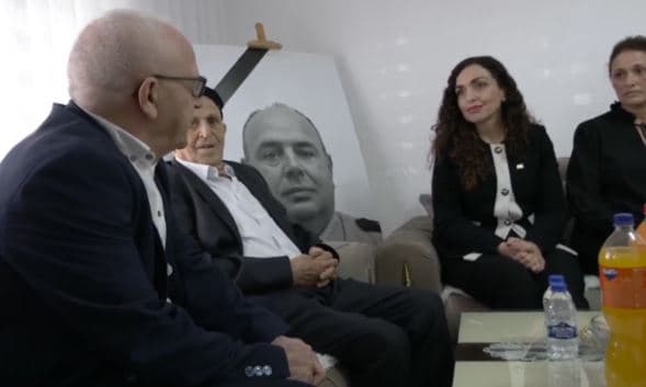 Vjosa Osmani shkon në familjen e Afrim Bunjakut pas vendimit: Drejtësia s’është e plotë pa dënimin e Radoiçiqit