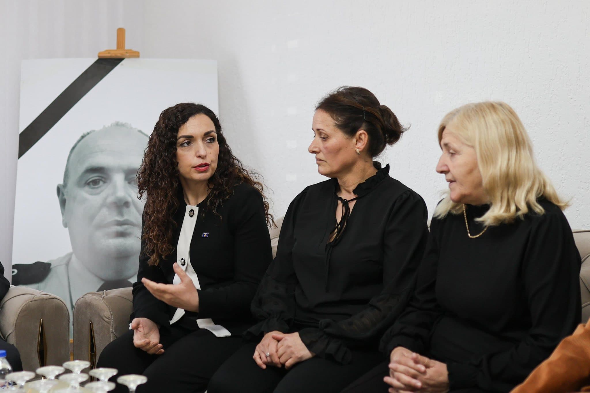 Osmani pas vizitës te familja e Afrim Bunjakut: I vizitova me dhimbje por edhe me krenari të thellë