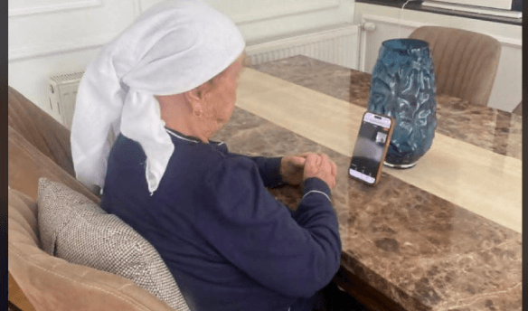 Hashim Thaçi mori urime për ditëlindje edhe nga nëna, del fotografia gjatë telefonatës