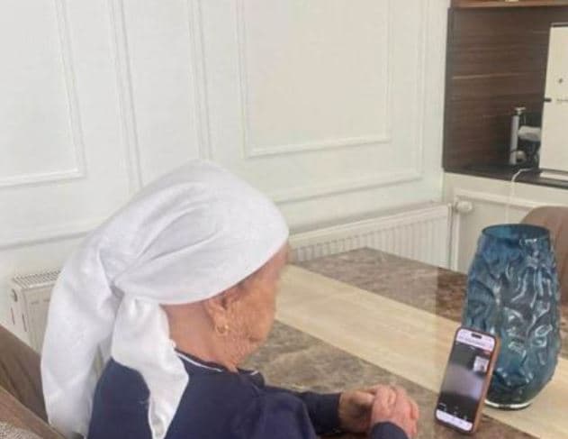 Nëna e Hashim Thaçit bisedon me ish-presidentin, ia uron ditëlindjen