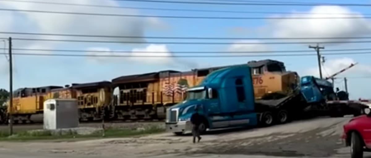 Teksas: Kamioni ngec në hekurudhë, treni e përplas (video)