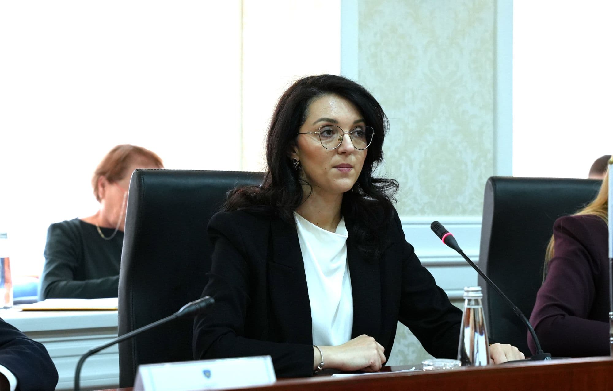 Deputetës së VV-së nuk i pëlqen që Abdixhiku tha se mund ta propozoj Osmanin për presidente: Glauk Konjufca kandidati më i mirë dhe më i zoti, ju si parti i keni 2.5 herë më pak vota se ai
