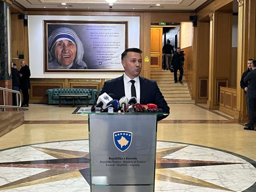 Berisha shfajësohet për bllokadën e Presidentit: Nëse vendi shkon në zgjedhje nuk është faj i PLE-së – Koha të reflektojmë në interes të Kosovës