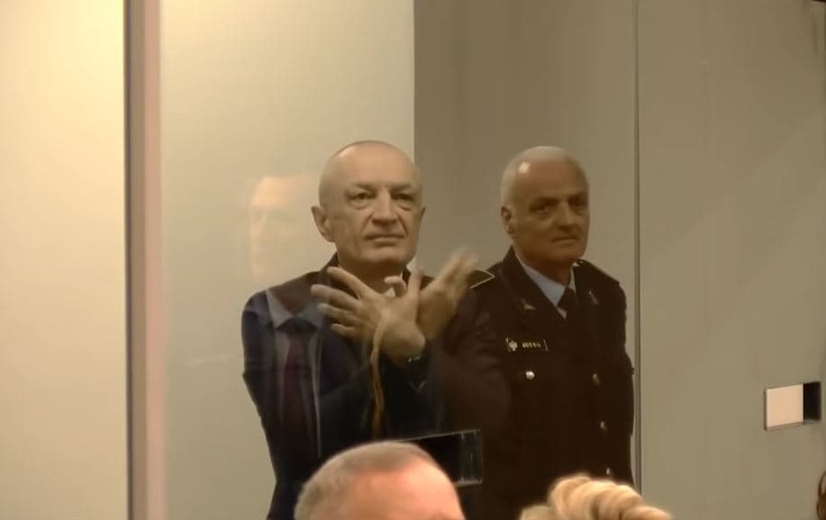 Ilir Meta brenda kafazit të xhamit, fjalët e para të tij në seancën gjyqësore: Proces i turpshëm me shpifje