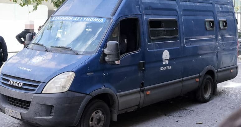 Arrestohet oficeri/ Abuzoi se*sualisht me një grua të burgosur, ngjarja ndodhi gjatë transferimit të saj me furgonin e policisë