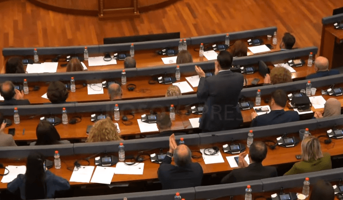 Vetëm LVV në Kuvend, Kurti merr duartrokitje të fuqishme pas fjalimit, Bahtiri çohet në këmbë