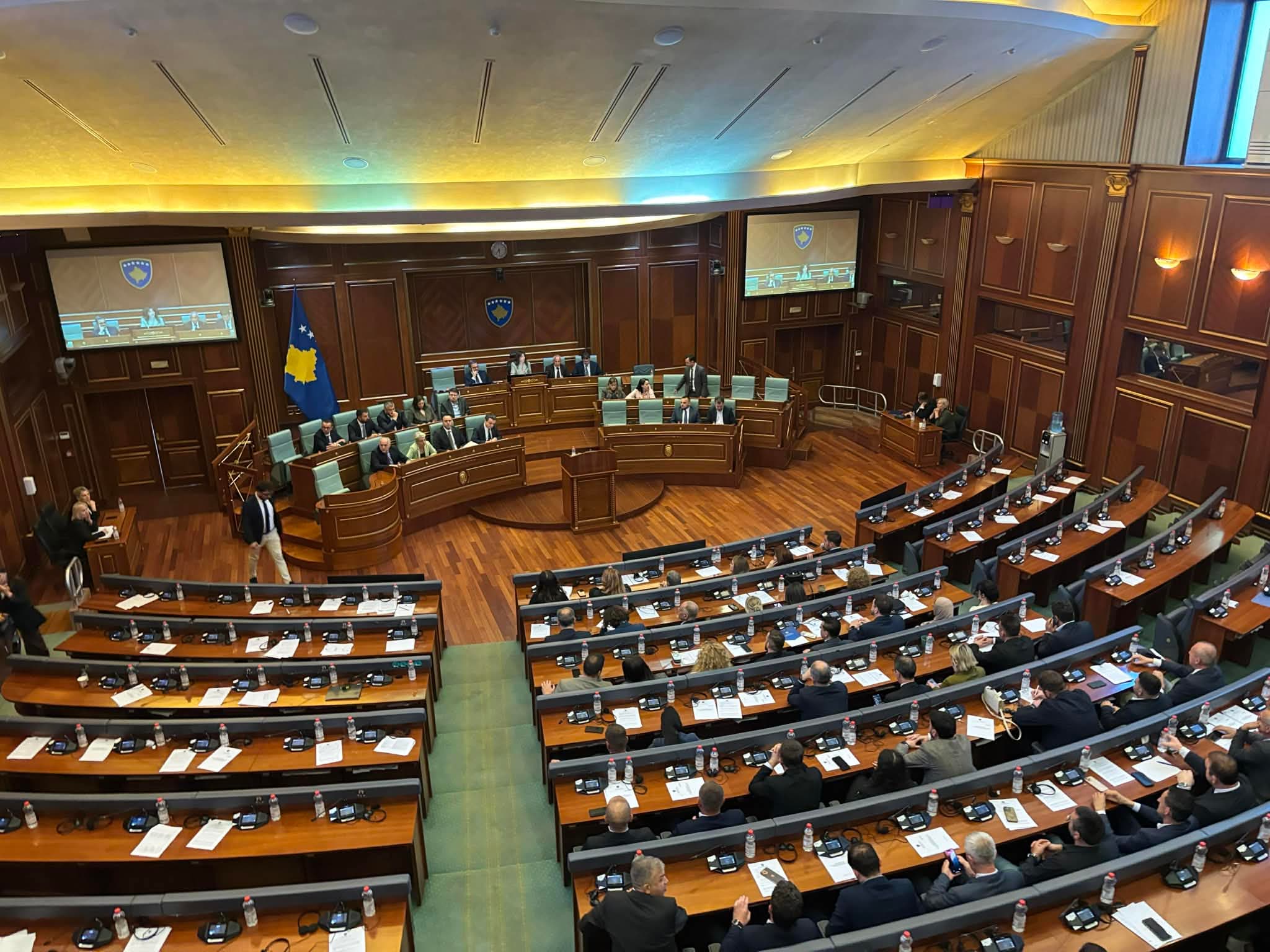 Deputetët e VV-së i duartrokasin Kurtit kur i drejtohet opozitës: Ejani na ndihmoni që t’i kemi veç dy pozita