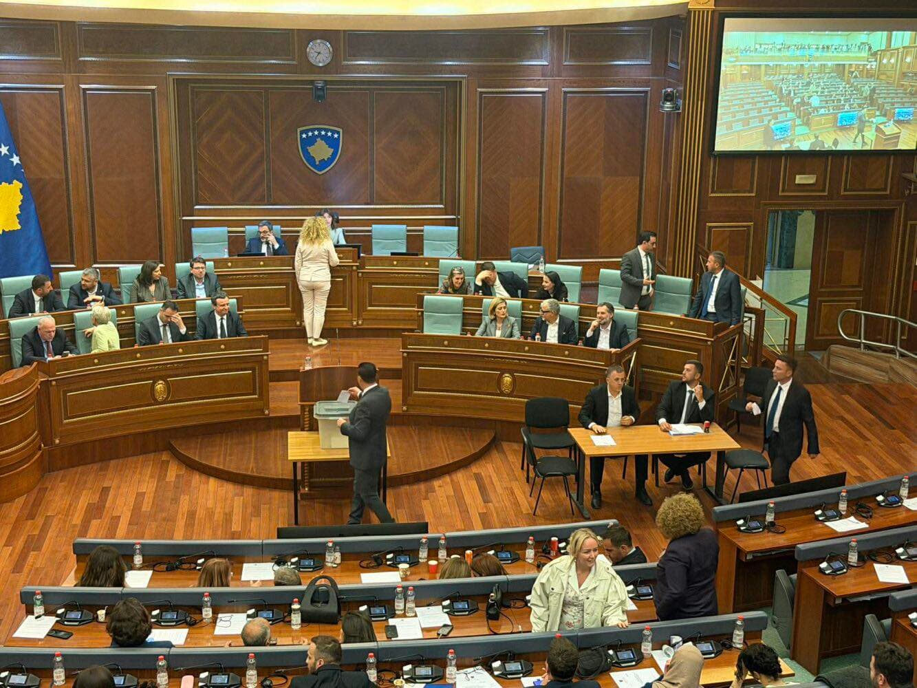 Nis votimi për zgjedhjen e Presidentes, 64 deputetë të shumicës ndodhen në sallë, opozita s’shkon