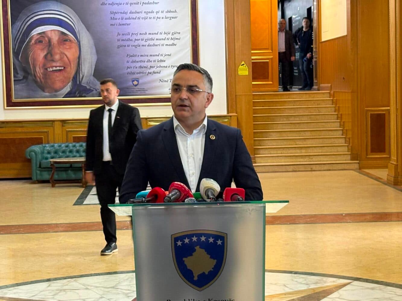 AAK i bashkohet thirrjes për tërheqjen e Feride Rushitit nga kandidatura për presidente