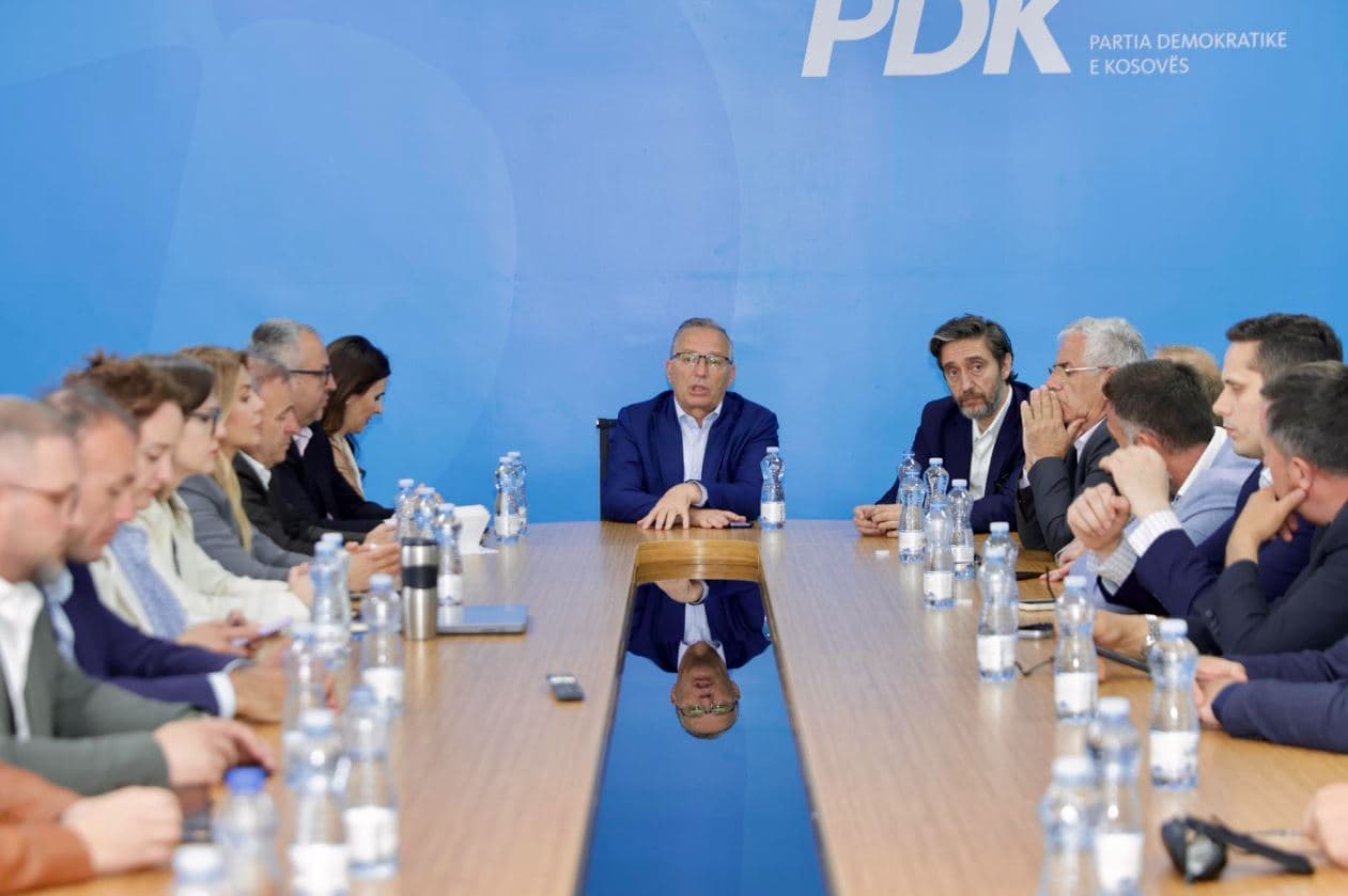 PDK mban mbledhje të Kryesisë, paralajmëron rrezik për rendin kushtetues dhe kundërshton procesin për president