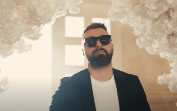 Kush është vajza në krahët e Majk?