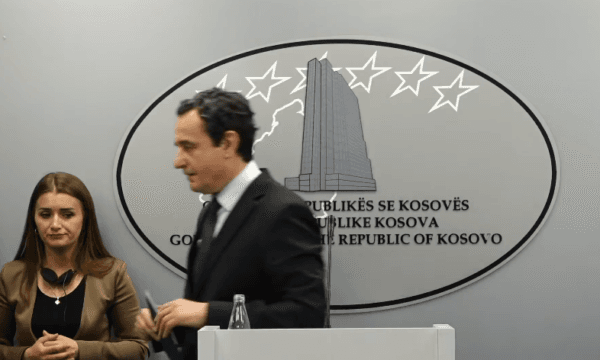 Kurti s’tregon se si do ta vazhdojnë seancën për zgjedhjen e Presidentit, largohet nga konferenca pa iu përgjigjur të gjitha pyetjeve