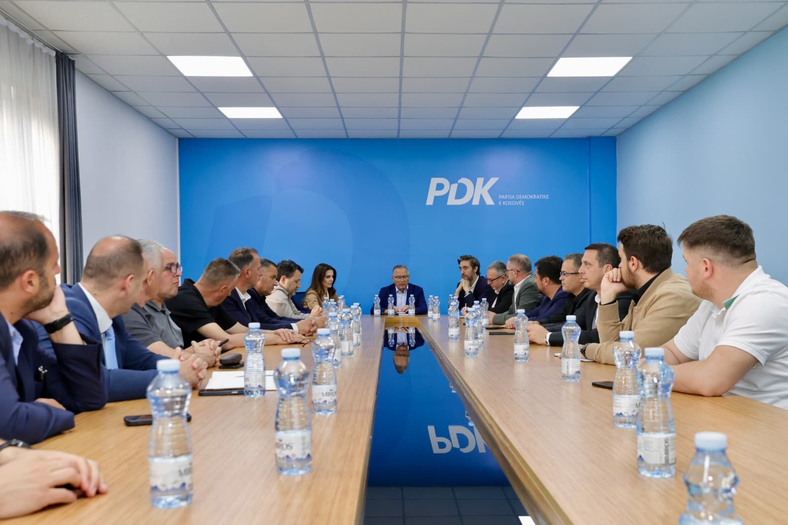 PDK mbledh urgjentisht degët dhe mobilizohet për mbrojtjen e Kushtetutës dhe Republikës
