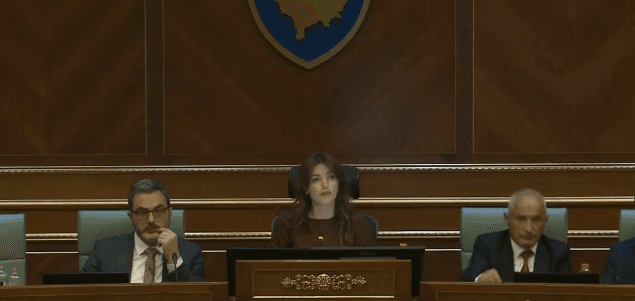 Pak minuta pas nisjes Haxhiu ndërpren seancën për presidentin, paralajmëron atë të radhës në orën 23:00